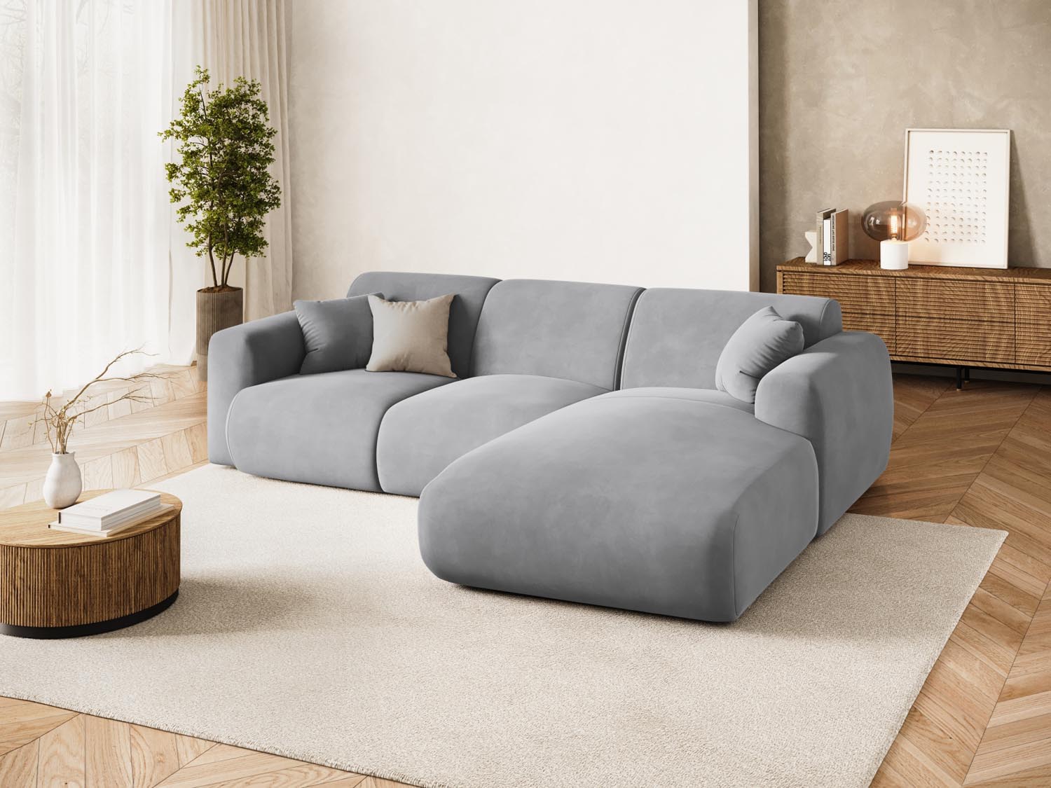 Elegantes Nolio Velour Ecksofa in Hellgrau, 4-Sitzer, ideal für stilvolle Wohnräume, präsentiert in einem modernen Ambiente.