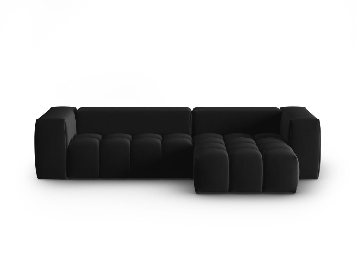 Modulares Ecksofa rechts in Sand-Casino Samt mit Massivholzrahmen, schwarzen Kunststoffbeinen und drei Sitzplätzen, seitliche Ansicht.