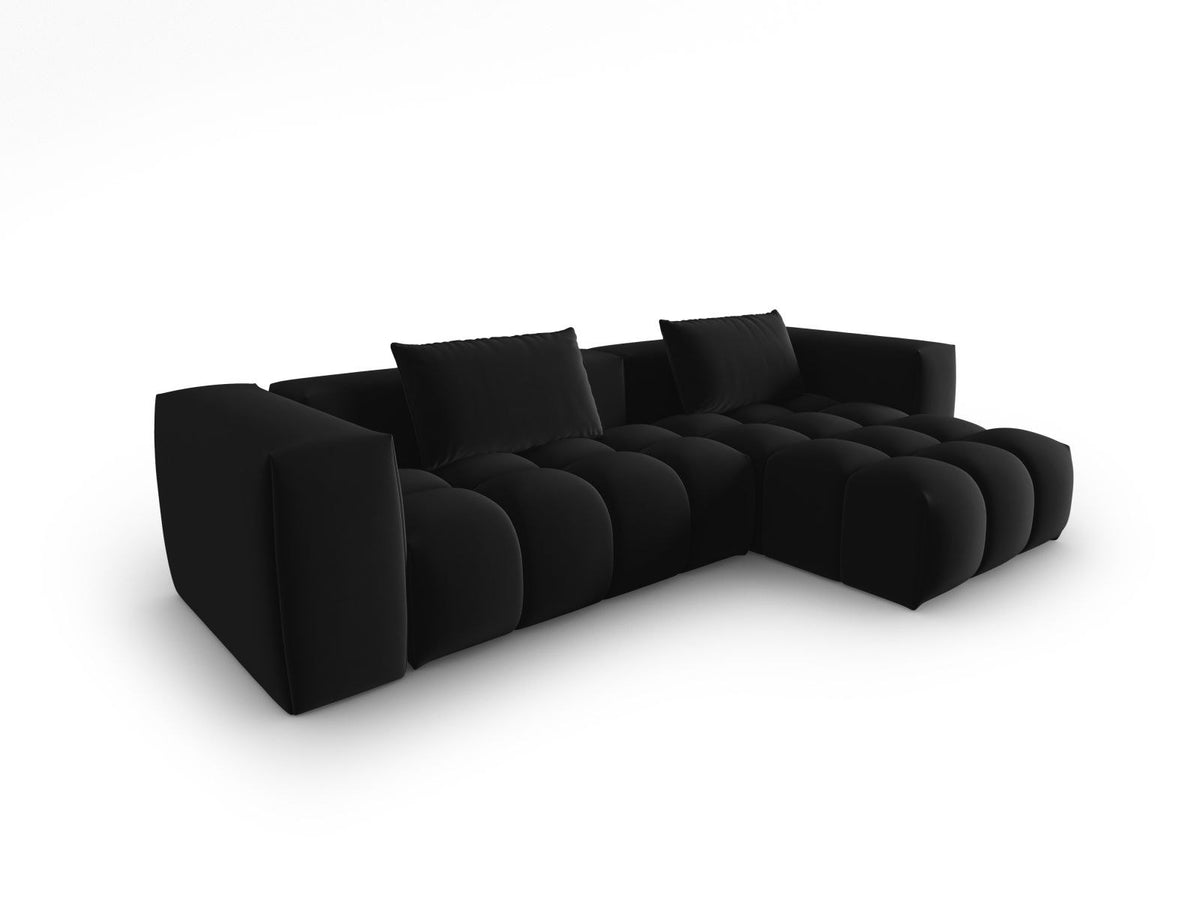 Modulares Ecksofa rechts in Sand-Casino Samt mit Massivholzrahmen, schwarzen Kunststoffbeinen und drei Sitzplätzen, seitliche Ansicht.