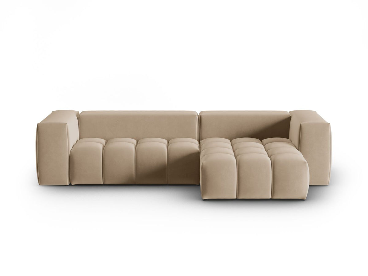 Modulares Ecksofa rechts in Sand-Casino Samt mit Massivholzrahmen, schwarzen Kunststoffbeinen und drei Sitzplätzen, seitliche Ansicht.