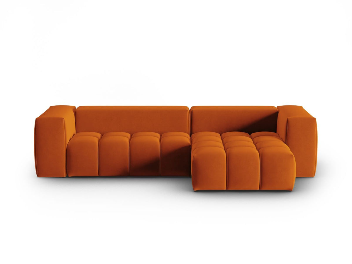 Modulares Ecksofa rechts in Sand-Casino Samt mit Massivholzrahmen, schwarzen Kunststoffbeinen und drei Sitzplätzen, seitliche Ansicht.