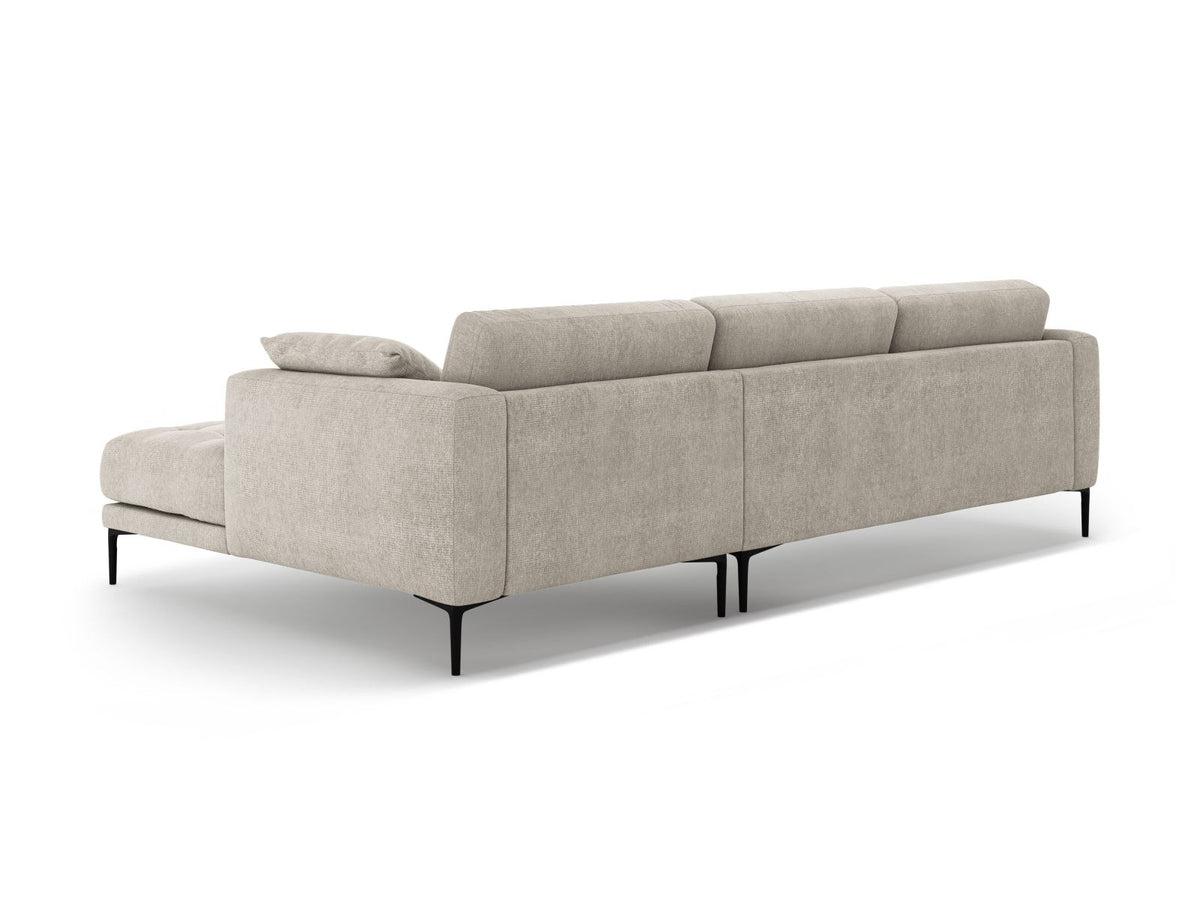 Beiges Ecksofa Lazio mit Sorella-Strukturstoff, schwarzen Metallbeinen und Récamiere, rechtsseitig, Massivholzrahmen sichtbar.