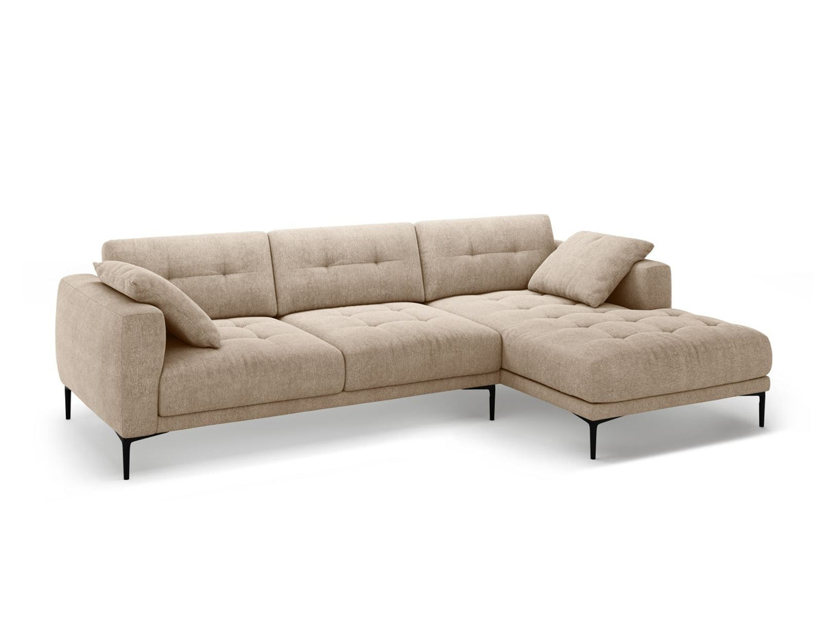 Beiges Ecksofa Lazio mit Sorella-Strukturstoff, schwarzen Metallbeinen und Récamiere, rechtsseitig, Massivholzrahmen sichtbar.