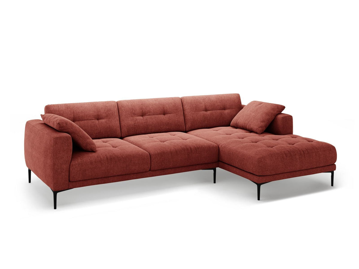 Beiges Ecksofa Lazio mit Sorella-Strukturstoff, schwarzen Metallbeinen und Récamiere, rechtsseitig, Massivholzrahmen sichtbar.