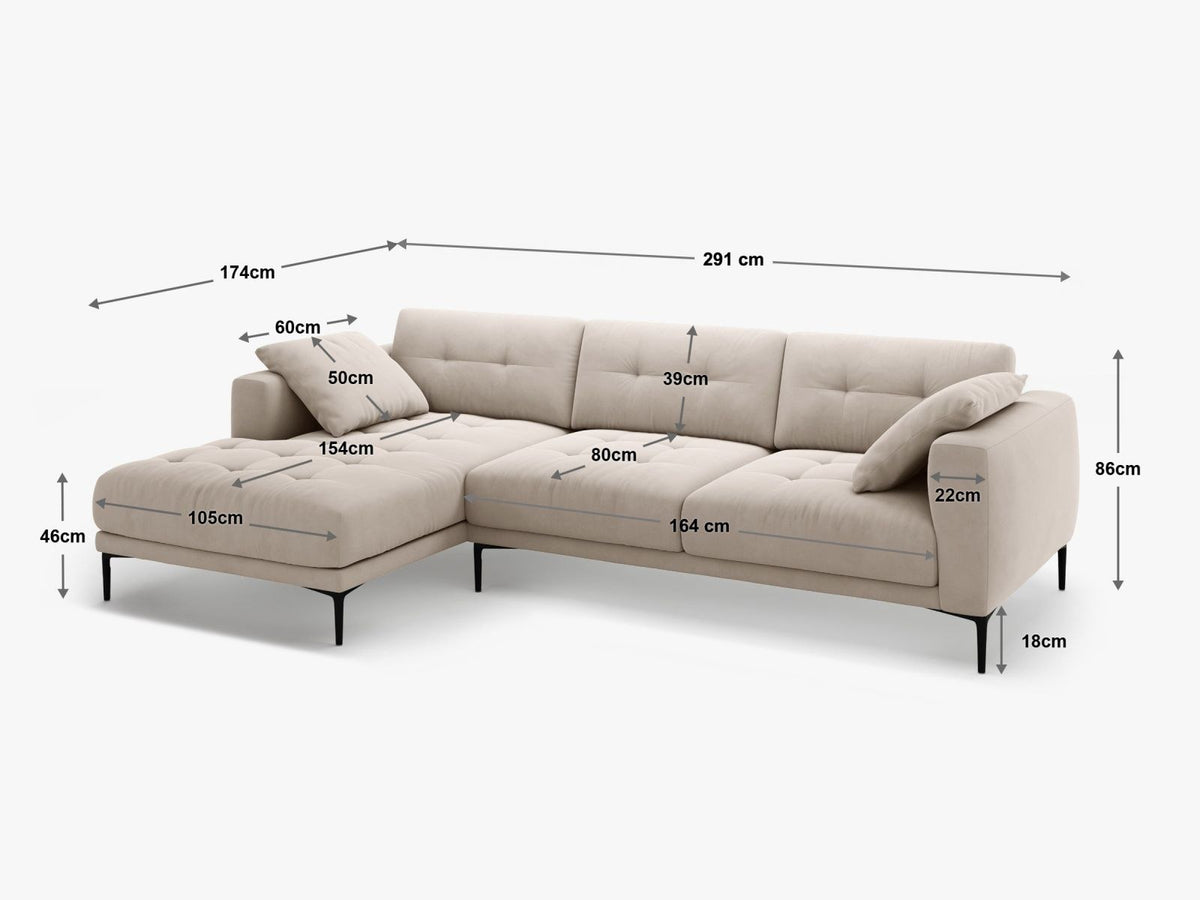 Beiges Ecksofa Lazio mit Sorella-Strukturstoff, schwarzen Metallbeinen und Récamiere, rechtsseitig, Massivholzrahmen sichtbar.