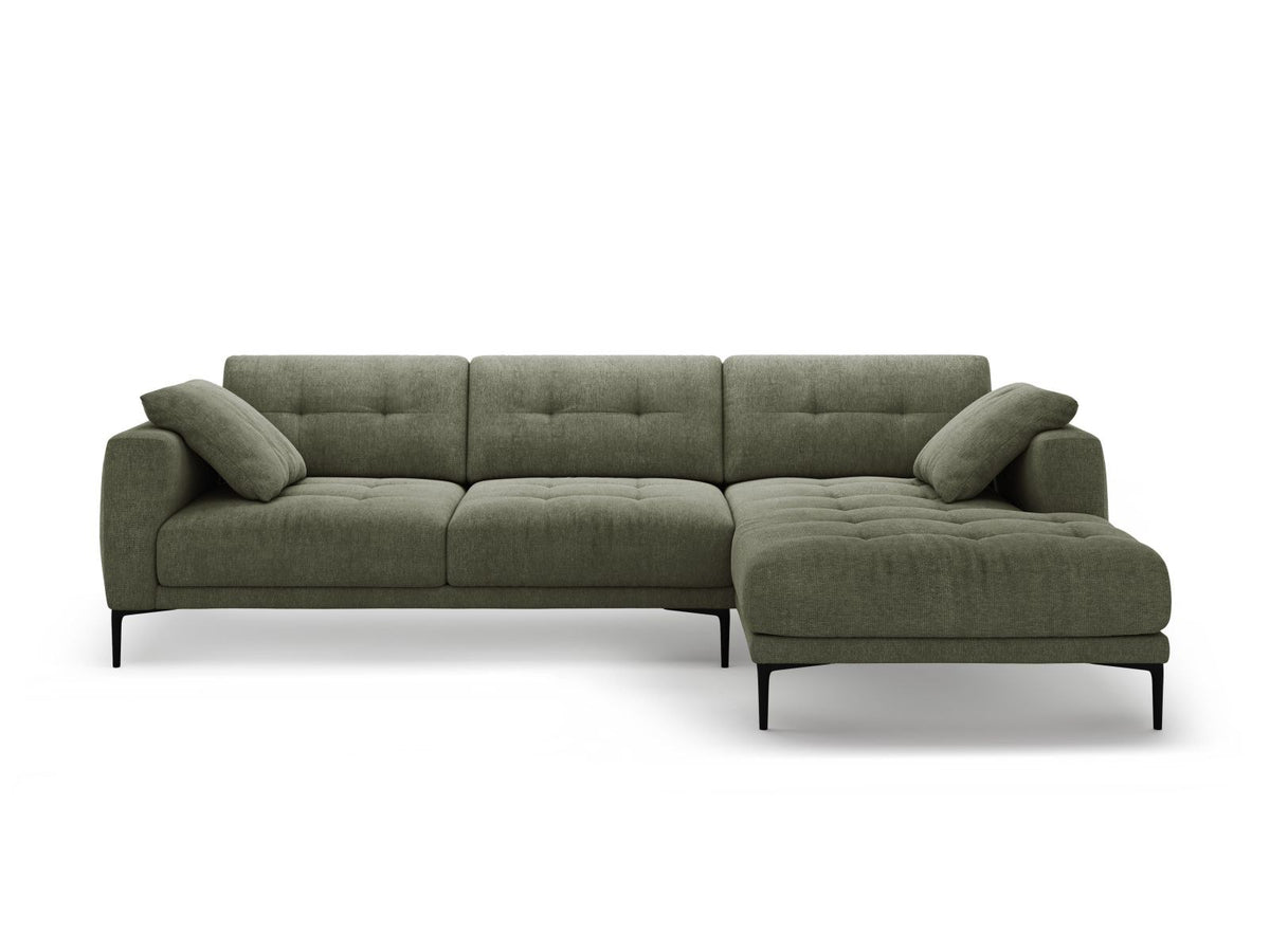 Beiges Ecksofa Lazio mit Sorella-Strukturstoff, schwarzen Metallbeinen und Récamiere, rechtsseitig, Massivholzrahmen sichtbar.