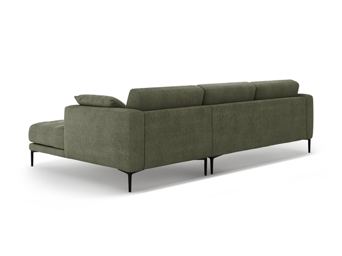 Beiges Ecksofa Lazio mit Sorella-Strukturstoff, schwarzen Metallbeinen und Récamiere, rechtsseitig, Massivholzrahmen sichtbar.