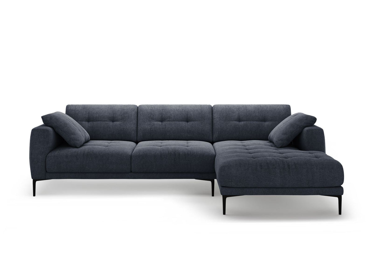 Beiges Ecksofa Lazio mit Sorella-Strukturstoff, schwarzen Metallbeinen und Récamiere, rechtsseitig, Massivholzrahmen sichtbar.