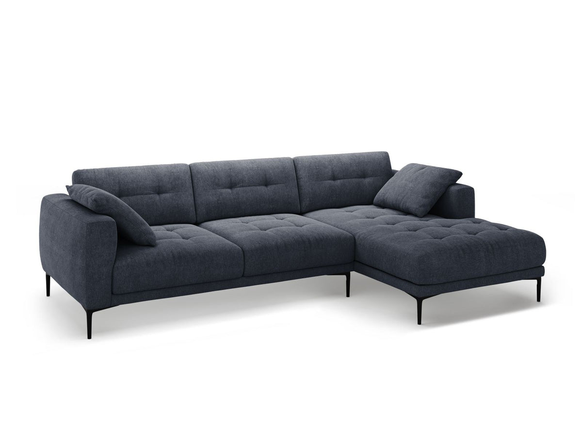 Beiges Ecksofa Lazio mit Sorella-Strukturstoff, schwarzen Metallbeinen und Récamiere, rechtsseitig, Massivholzrahmen sichtbar.