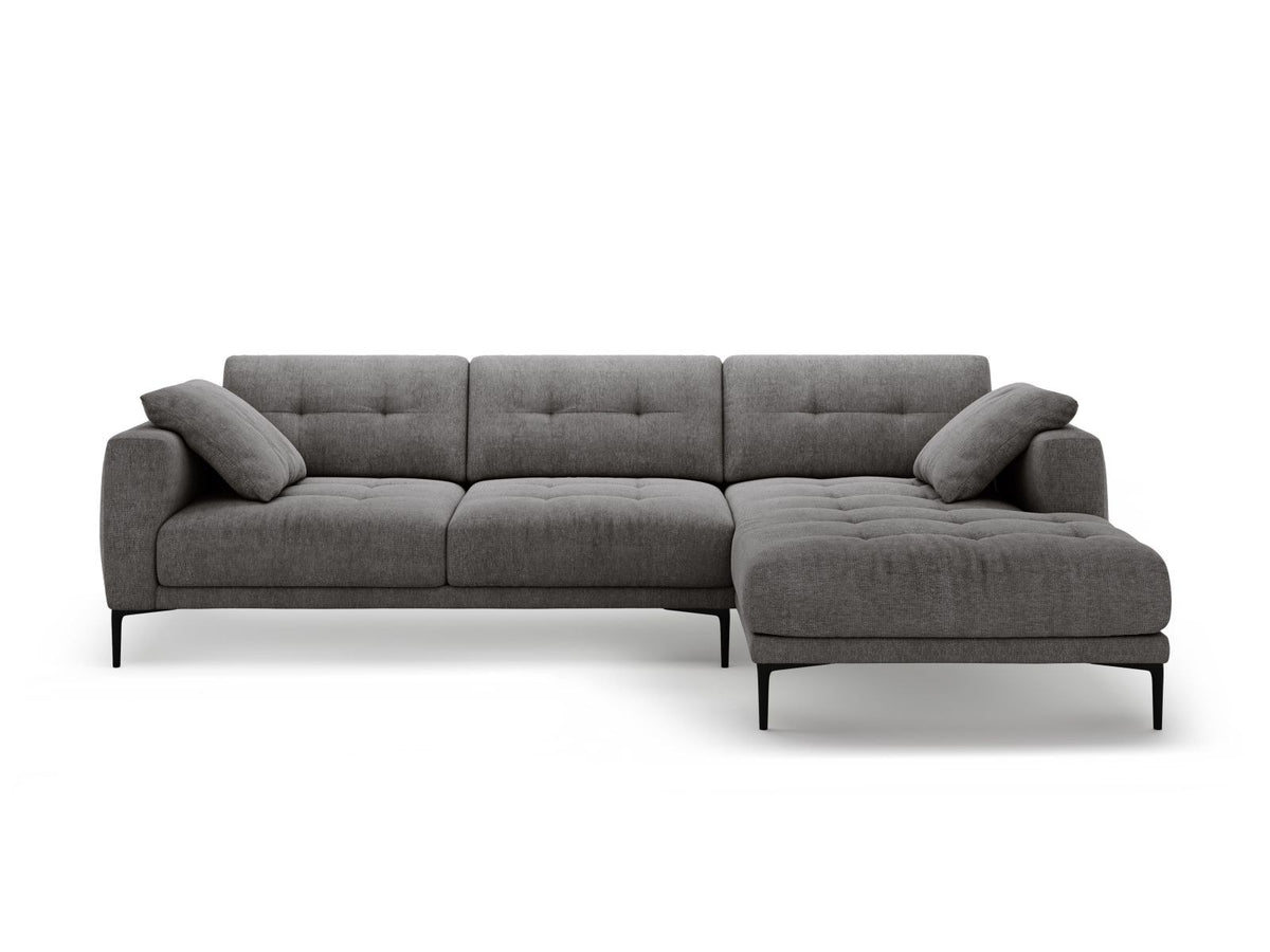 Beiges Ecksofa Lazio mit Sorella-Strukturstoff, schwarzen Metallbeinen und Récamiere, rechtsseitig, Massivholzrahmen sichtbar.