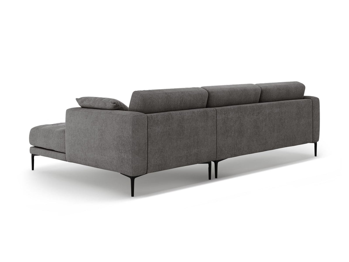 Beiges Ecksofa Lazio mit Sorella-Strukturstoff, schwarzen Metallbeinen und Récamiere, rechtsseitig, Massivholzrahmen sichtbar.