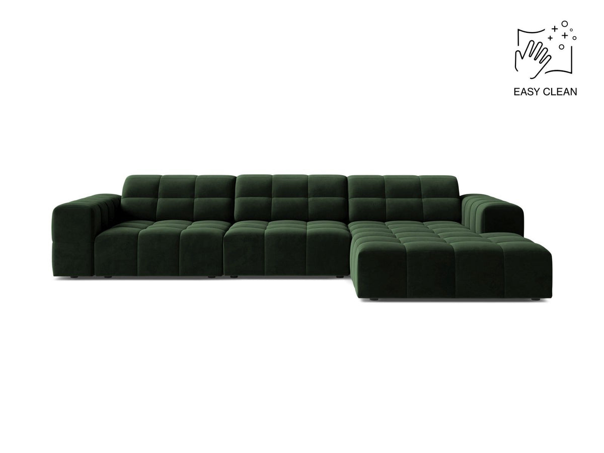 Ecksofa mit Récamiere rechts, Bezug aus Samtstoff in Light Beige, schwarze Kunststoffbeine, massives Holzgestell.