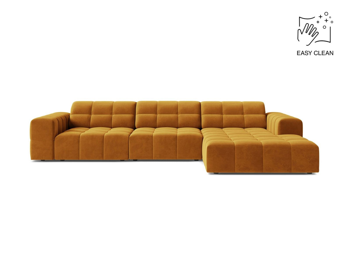 Ecksofa mit Récamiere rechts, Bezug aus Samtstoff in Light Beige, schwarze Kunststoffbeine, massives Holzgestell.