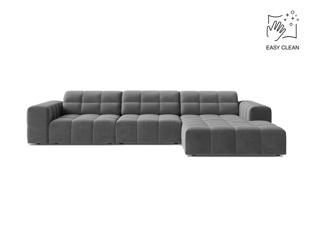 Ecksofa mit Récamiere rechts, Bezug aus Samtstoff in Light Beige, schwarze Kunststoffbeine, massives Holzgestell.