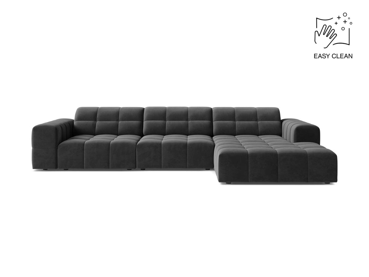 Ecksofa mit Récamiere rechts, Bezug aus Samtstoff in Light Beige, schwarze Kunststoffbeine, massives Holzgestell.