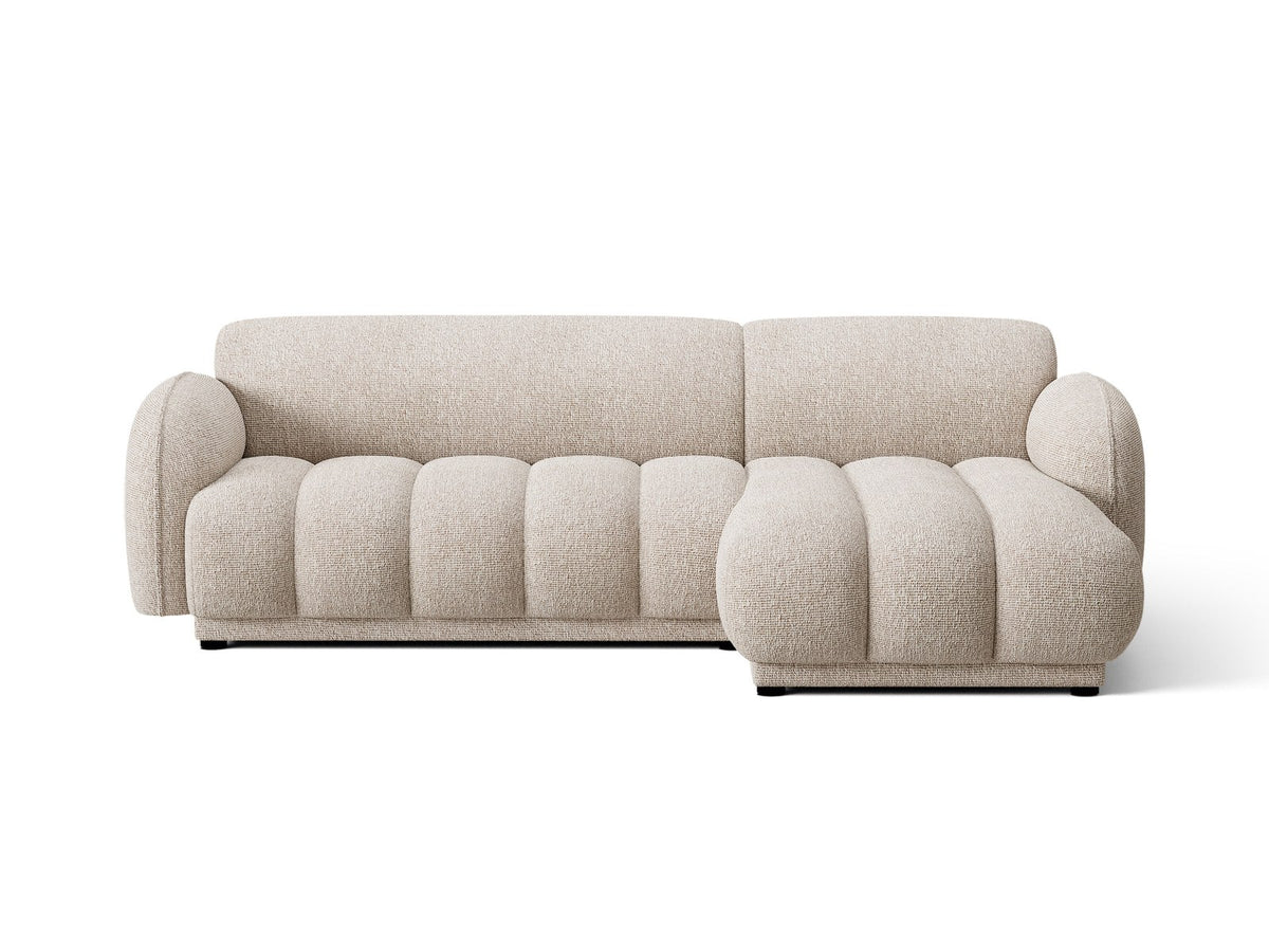 Beiges Ecksofa Bilbao mit Bouclé-Stoff Miles Sand, rechtsseitiger Récamiere, schwarzen Kunststoffbeinen und klarer, moderner Formgebung.