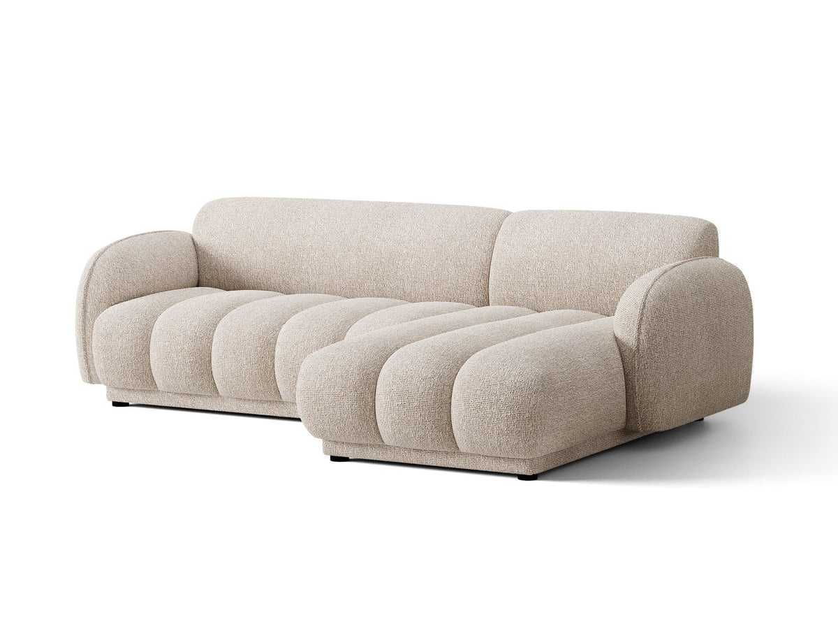 Beiges Ecksofa Bilbao mit Bouclé-Stoff Miles Sand, rechtsseitiger Récamiere, schwarzen Kunststoffbeinen und klarer, moderner Formgebung.