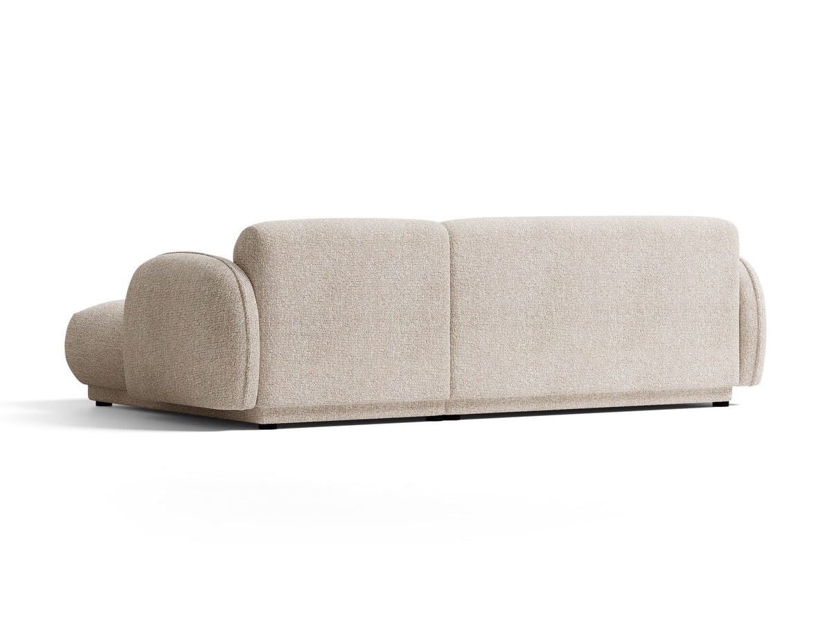 Beiges Ecksofa Bilbao mit Bouclé-Stoff Miles Sand, rechtsseitiger Récamiere, schwarzen Kunststoffbeinen und klarer, moderner Formgebung.