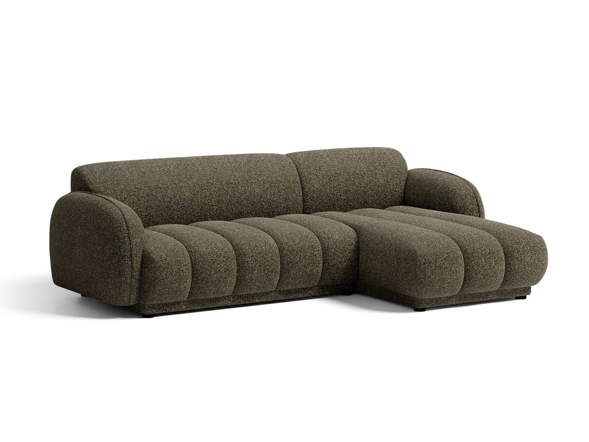 Beiges Ecksofa Bilbao mit Bouclé-Stoff Miles Sand, rechtsseitiger Récamiere, schwarzen Kunststoffbeinen und klarer, moderner Formgebung.