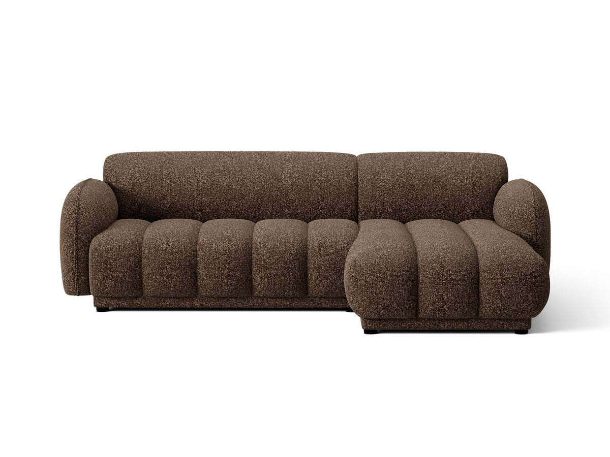 Beiges Ecksofa Bilbao mit Bouclé-Stoff Miles Sand, rechtsseitiger Récamiere, schwarzen Kunststoffbeinen und klarer, moderner Formgebung.