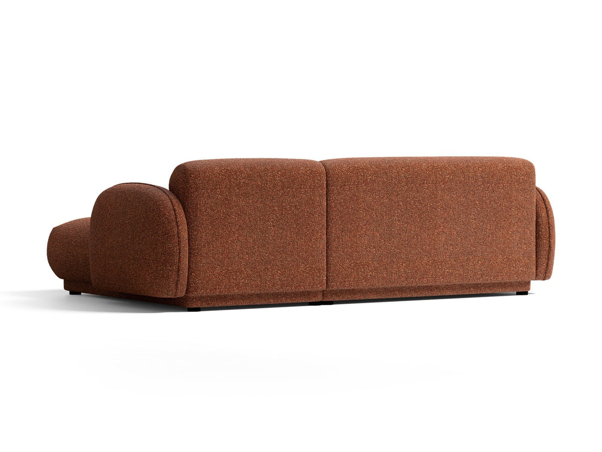 Beiges Ecksofa Bilbao mit Bouclé-Stoff Miles Sand, rechtsseitiger Récamiere, schwarzen Kunststoffbeinen und klarer, moderner Formgebung.