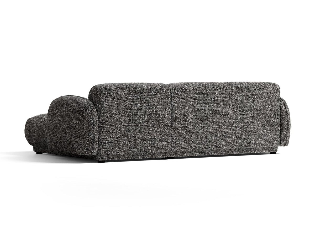 Beiges Ecksofa Bilbao mit Bouclé-Stoff Miles Sand, rechtsseitiger Récamiere, schwarzen Kunststoffbeinen und klarer, moderner Formgebung.