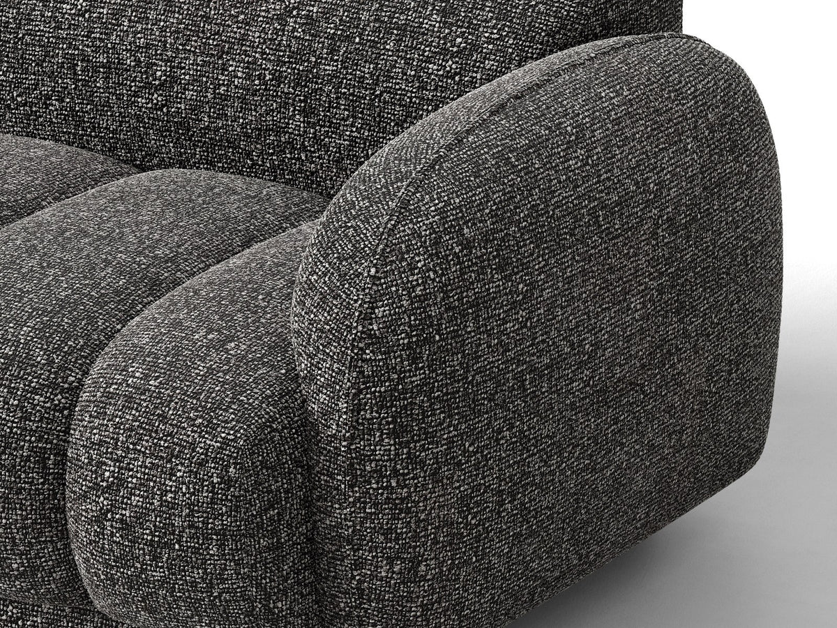 Beiges Ecksofa Bilbao mit Bouclé-Stoff Miles Sand, rechtsseitiger Récamiere, schwarzen Kunststoffbeinen und klarer, moderner Formgebung.