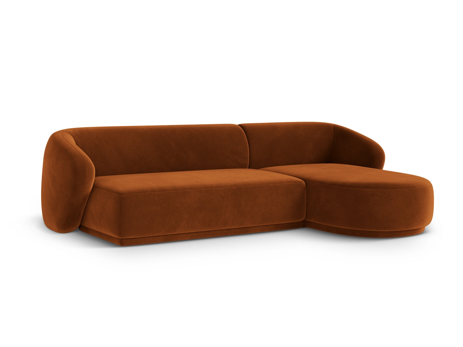 Elegantes 4-Sitzer Ecksofa Gomera in warmem Terracotta, ideal für stilvolle Wohnräume, präsentiert von Cosmopolitan Design.