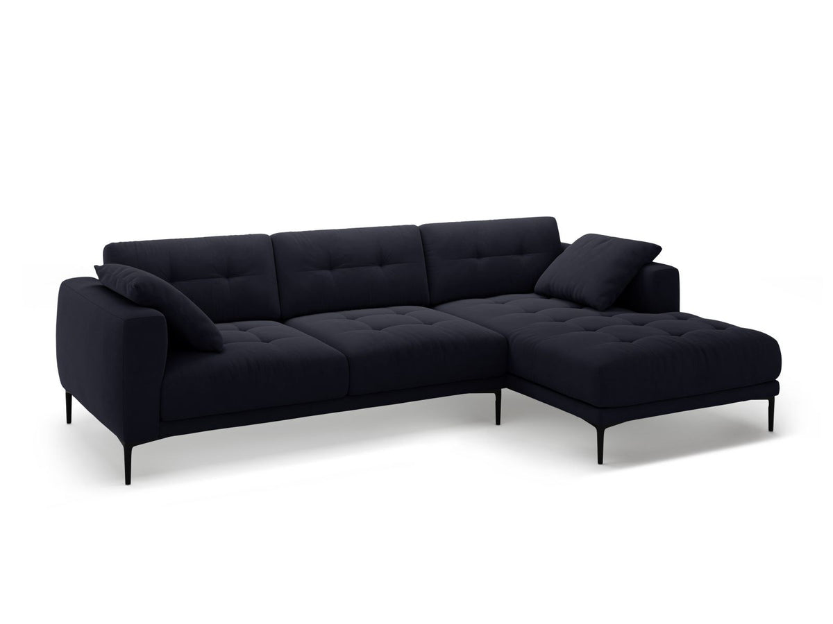 Lazio Samtsofa Rechts 3-Sitzer in Beige-Salvador mit schwarzen Metallbeinen, Samtstoff und Récamiere, Frontalansicht des Möbelstücks.