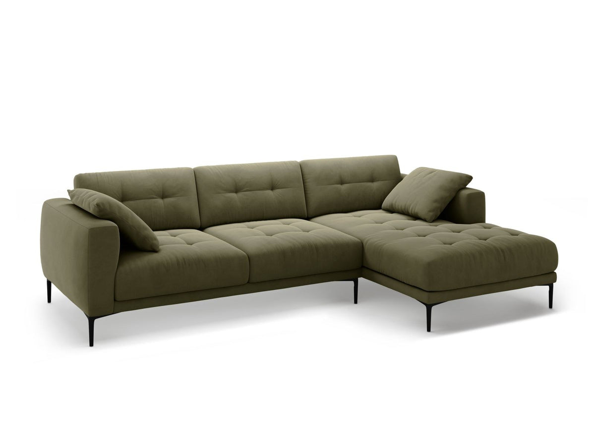 Lazio Samtsofa Rechts 3-Sitzer in Beige-Salvador mit schwarzen Metallbeinen, Samtstoff und Récamiere, Frontalansicht des Möbelstücks.
