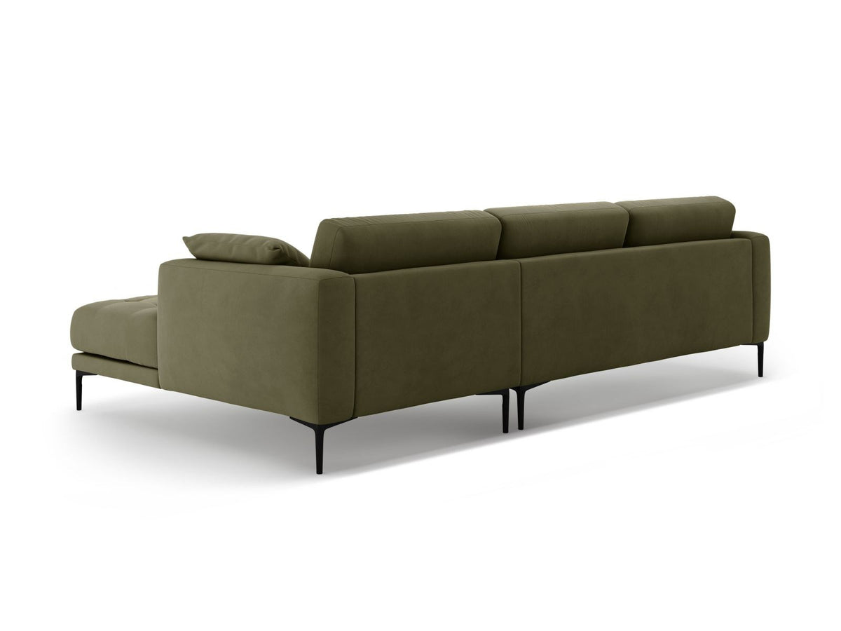Lazio Samtsofa Rechts 3-Sitzer in Beige-Salvador mit schwarzen Metallbeinen, Samtstoff und Récamiere, Frontalansicht des Möbelstücks.