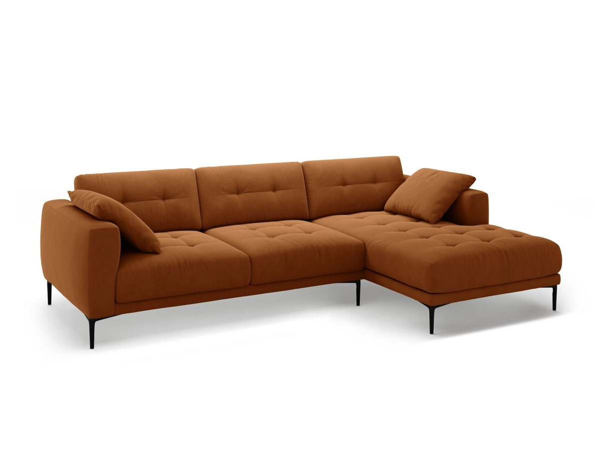 Lazio Samtsofa Rechts 3-Sitzer in Beige-Salvador mit schwarzen Metallbeinen, Samtstoff und Récamiere, Frontalansicht des Möbelstücks.