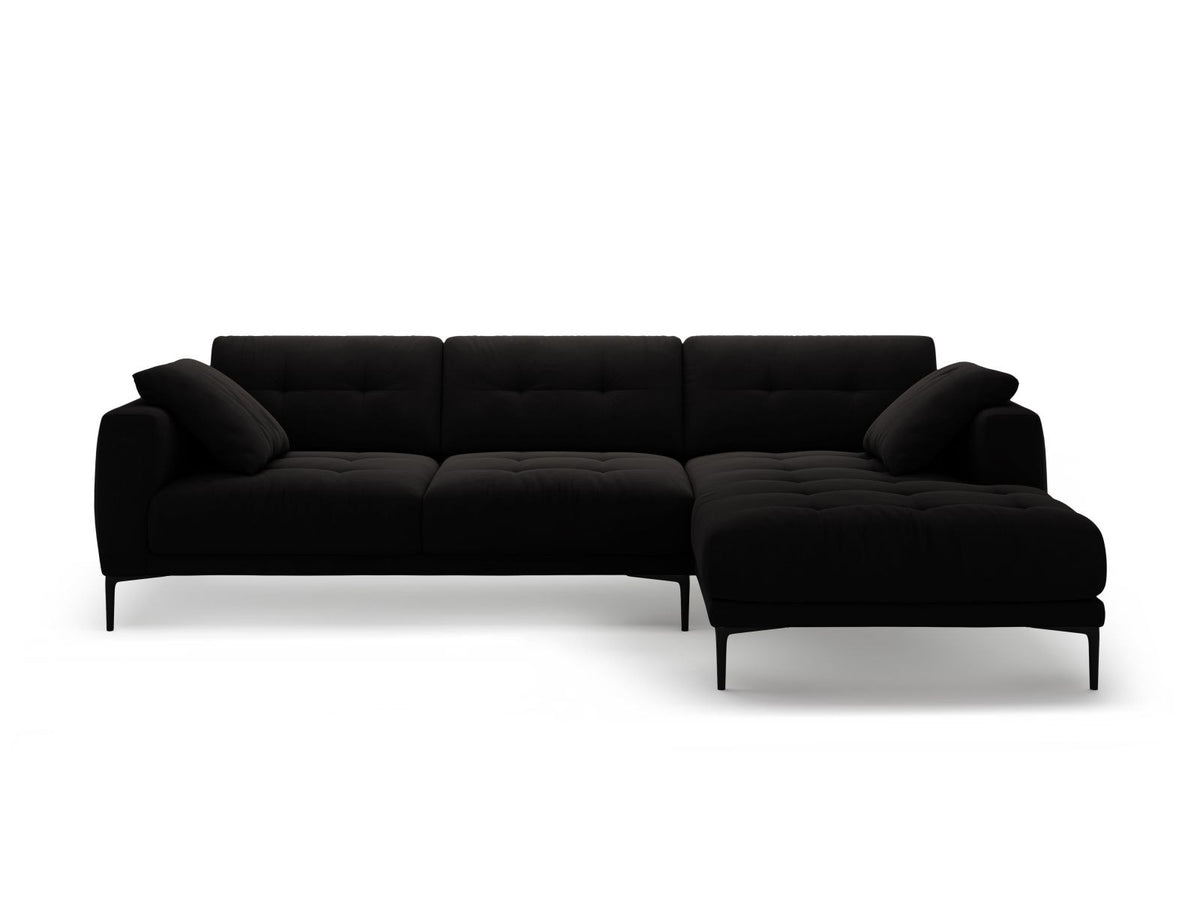 Lazio Samtsofa Rechts 3-Sitzer in Beige-Salvador mit schwarzen Metallbeinen, Samtstoff und Récamiere, Frontalansicht des Möbelstücks.