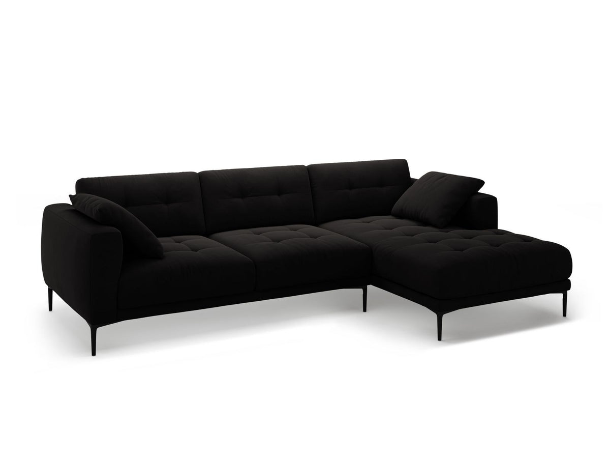 Lazio Samtsofa Rechts 3-Sitzer in Beige-Salvador mit schwarzen Metallbeinen, Samtstoff und Récamiere, Frontalansicht des Möbelstücks.