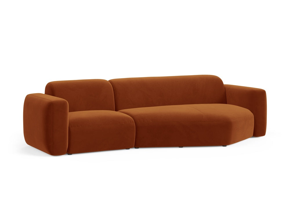 Elegantes Strino Velour Ecksofa in Terracotta, ideal für stilvolle Wohnräume. Modular und bequem, perfekt für entspannte Abende.