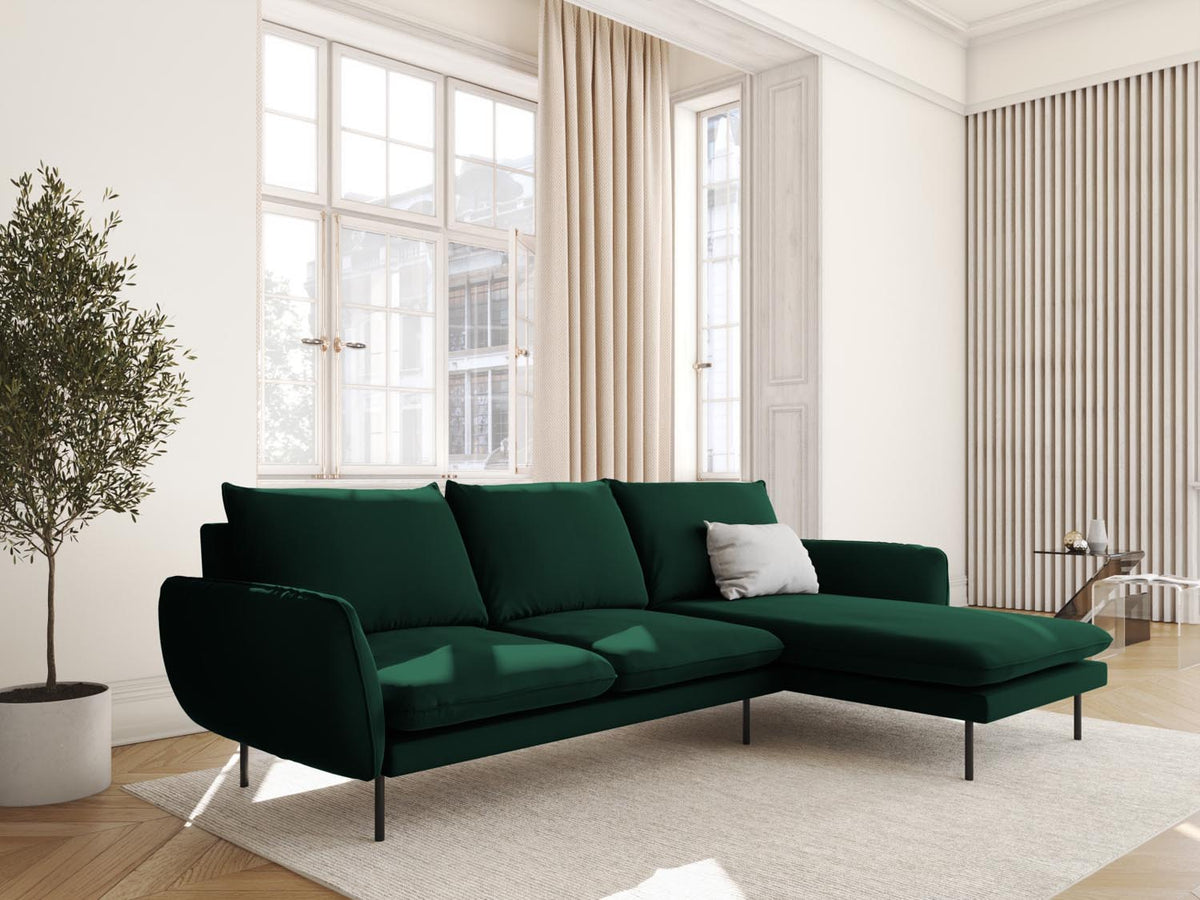 Vienna Velour Ecksofa rechts 5 Sitzer 170cm in Bottle Green/Schwarz-Bluvel präsentiert im Onlineshop von KAQTU Design AG. Ecksofa rechts ist von Cosmopolitan Design