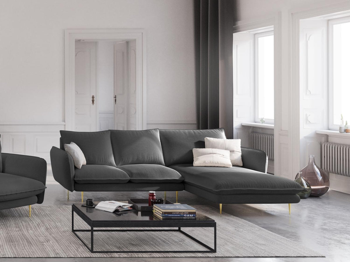 Vienna Ecksofa rechts 5 Sitzer 170cm in Dark Grey/Gold-Positano präsentiert im Onlineshop von KAQTU Design AG. L-Sofa rechts ist von Cosmopolitan Design