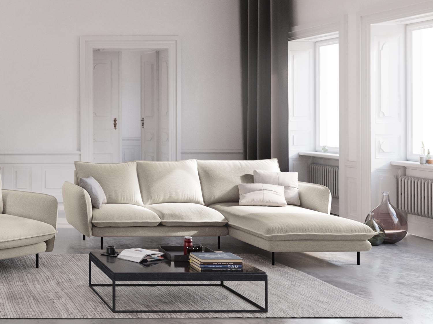 Elegantes Vienna Ecksofa in Light Beige und Schwarz, 5-Sitzer, ideal für stilvolle Wohnräume, präsentiert von Cosmopolitan Design.