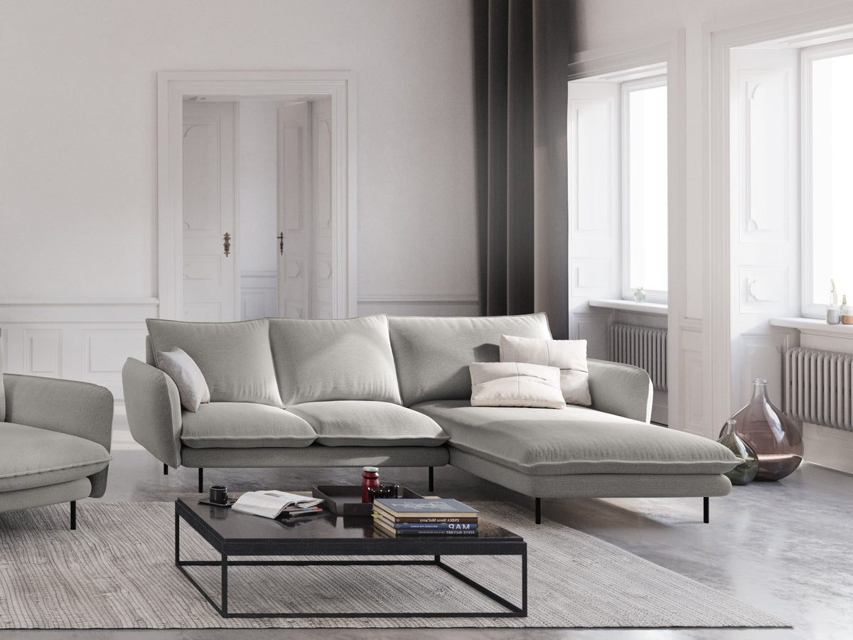 Vienna Ecksofa rechts 5 Sitzer 170cm in Light Grey/Schwarz-Asgard/ Positano präsentiert im Onlineshop von KAQTU Design AG. L-Sofa rechts ist von Cosmopolitan Design