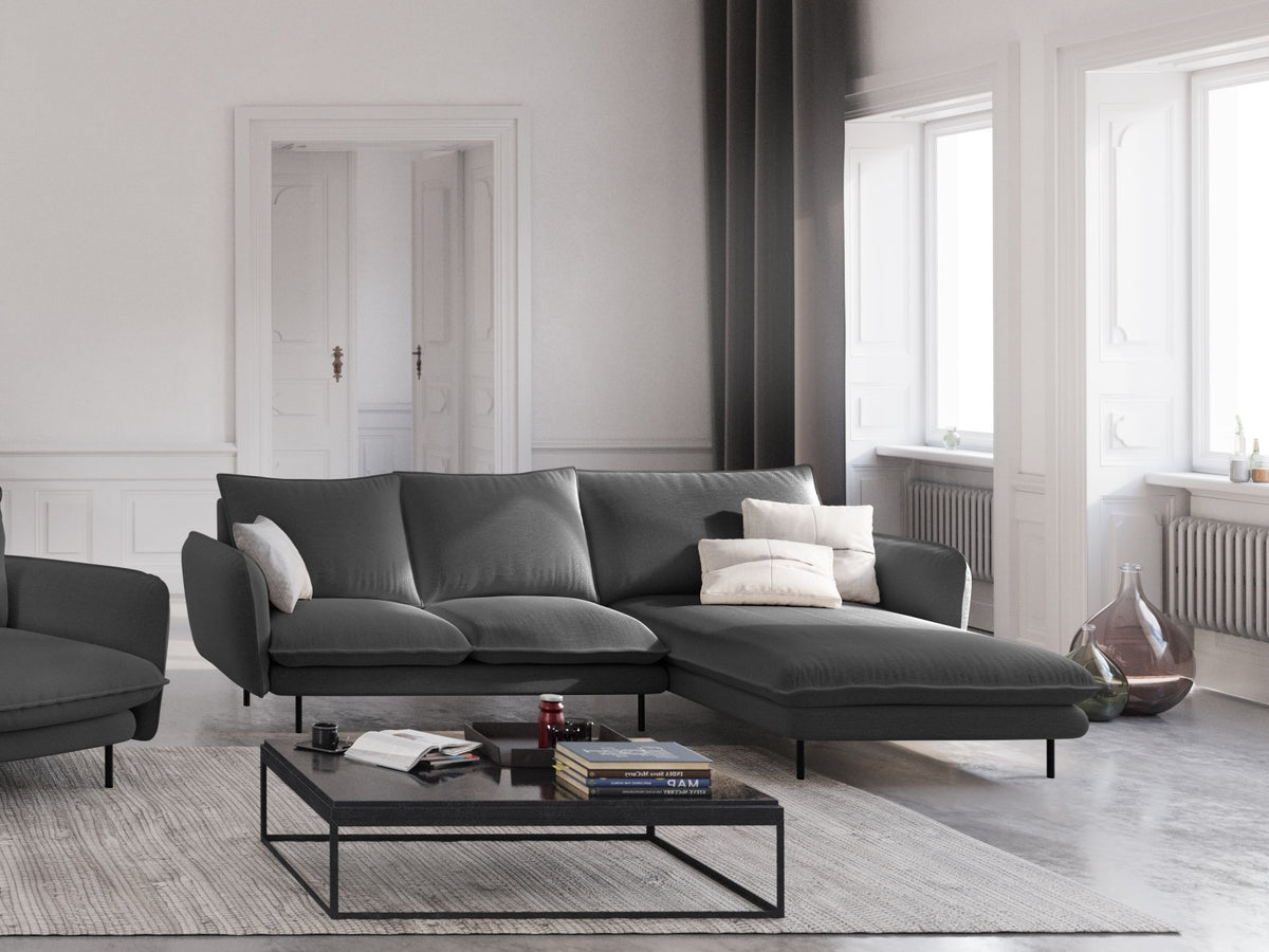 Vienna Ecksofa rechts 5 Sitzer 170cm in Dark Grey/Schwarz-Positano präsentiert im Onlineshop von KAQTU Design AG. L-Sofa rechts ist von Cosmopolitan Design