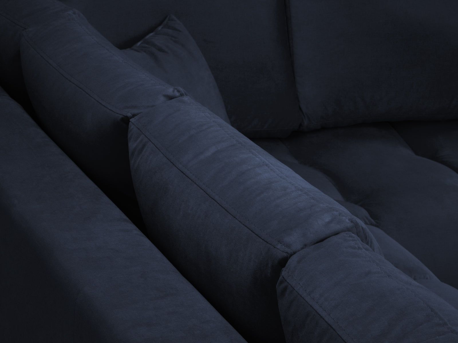 Erleben Sie das stilvolle Hastings Velour Ecksofa rechts 5 Sitzer von Cosmopolitan Design – ideal für Ihr modernes Wohnzimmer und ultimativen Komfort.