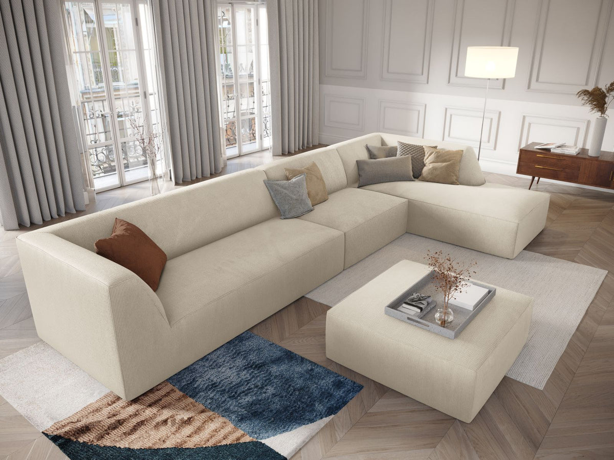 Modulares Ecksofa Siena in Light Beige-Scala mit Cordstoff-Bezug, schwarzen Kunststoffbeinen und Récamiere, 5-Sitzer Ausführung von Cosmopolitan Design.