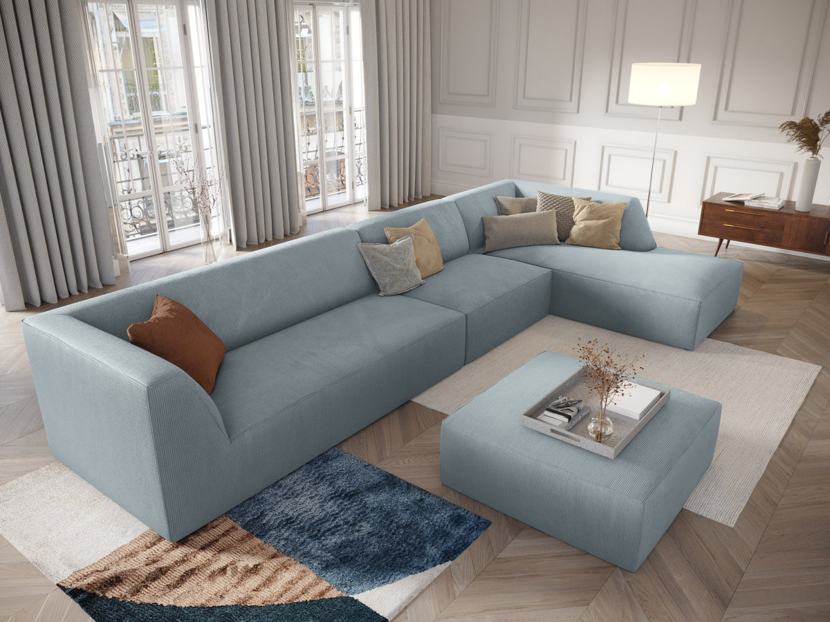 Modulares Ecksofa Siena in Light Beige-Scala mit Cordstoff-Bezug, schwarzen Kunststoffbeinen und Récamiere, 5-Sitzer Ausführung von Cosmopolitan Design.
