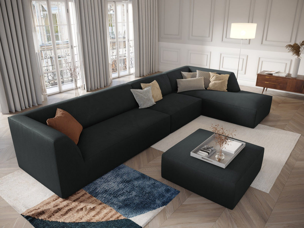 Modulares Ecksofa Siena in Light Beige-Scala mit Cordstoff-Bezug, schwarzen Kunststoffbeinen und Récamiere, 5-Sitzer Ausführung von Cosmopolitan Design.