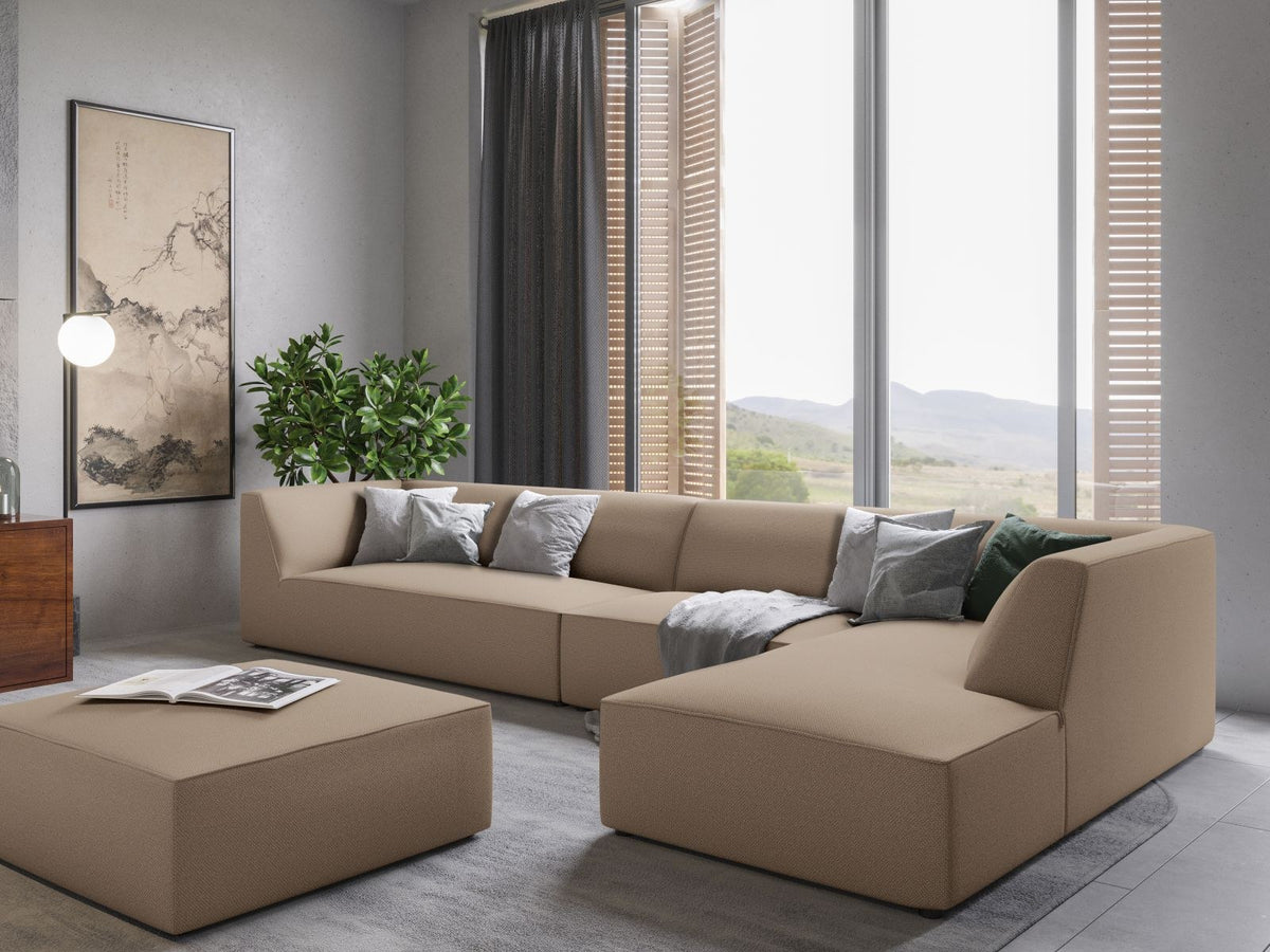 Modulares Ecksofa Siena in Light Beige-Scala mit Cordstoff-Bezug, schwarzen Kunststoffbeinen und Récamiere, 5-Sitzer Ausführung von Cosmopolitan Design.