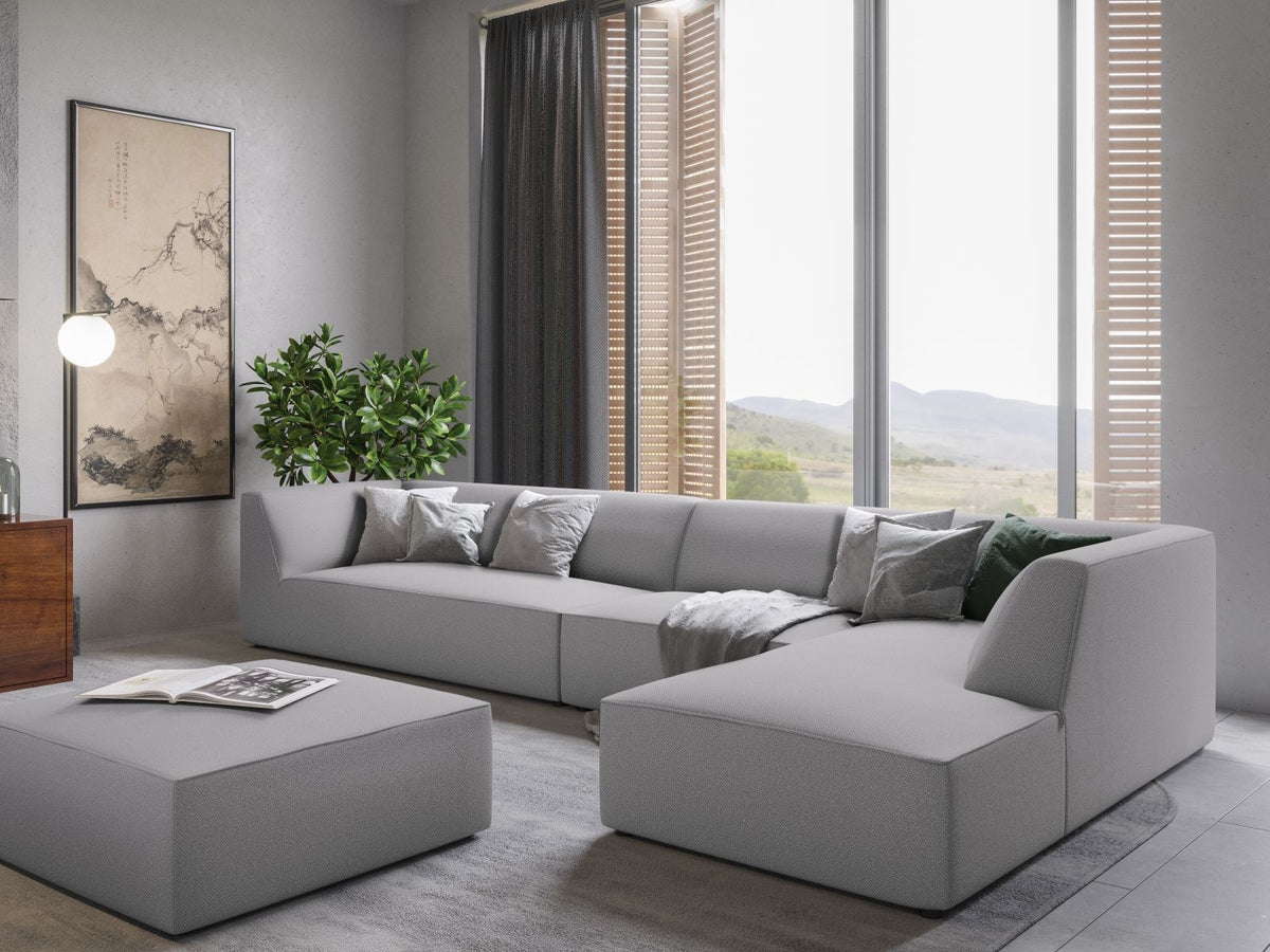 Modulares Ecksofa Siena in Light Beige-Scala mit Cordstoff-Bezug, schwarzen Kunststoffbeinen und Récamiere, 5-Sitzer Ausführung von Cosmopolitan Design.