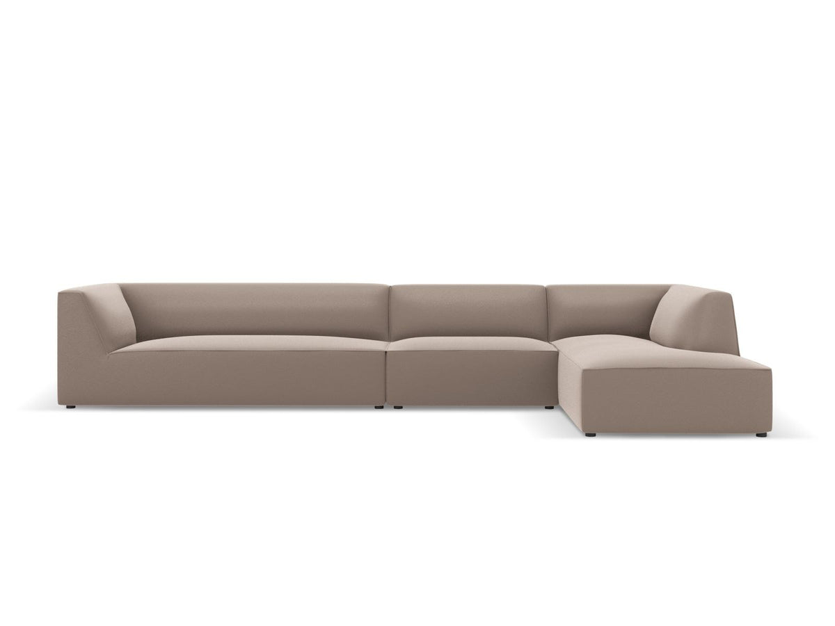 Modulares Ecksofa Siena mit Kunstlederbezug in Light Beige, rechte Ausrichtung, 5-Sitzer Form mit Récamiere und Kunststoffbeinen.