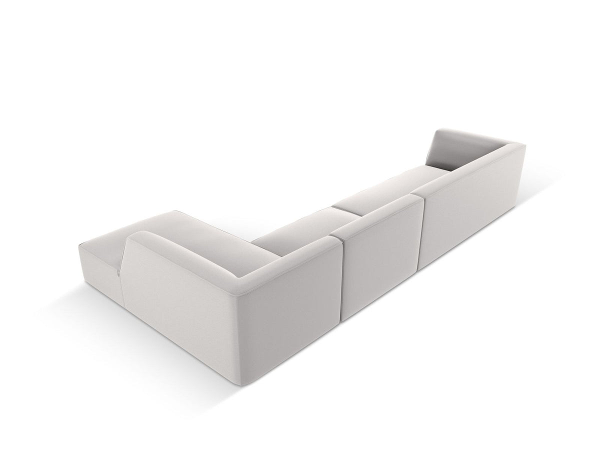 Modulares Ecksofa Siena mit Kunstlederbezug in Light Beige, rechte Ausrichtung, 5-Sitzer Form mit Récamiere und Kunststoffbeinen.