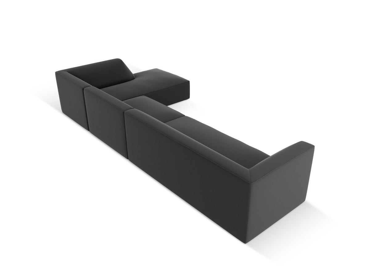 Modulares Ecksofa Siena mit Kunstlederbezug in Light Beige, rechte Ausrichtung, 5-Sitzer Form mit Récamiere und Kunststoffbeinen.