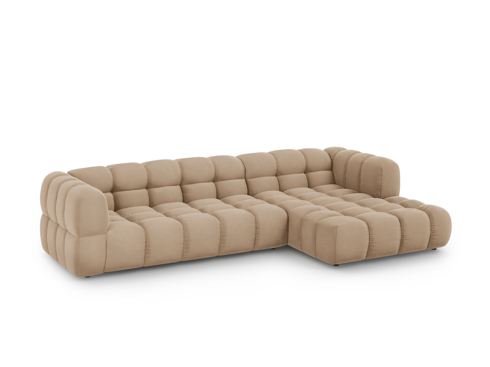 Elegantes Sky Velour Ecksofa in Sand-Casino, 4-Sitzer, modulare Bauweise, ideal für stilvolle Wohnräume, präsentiert von KAQTU Design AG.